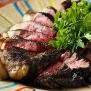 赤身の旨味が強いサーロインと、ほどけるようにやわらかな肉質のフィレを一度に楽しめるメニュー。骨付きのまま炭と薪火で焼きあげたお肉のおいしさは、ぜひとも体感いただきたい逸品です。