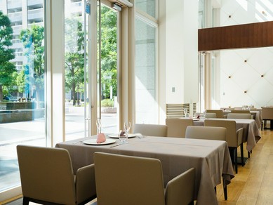 洗練された空間で、食事や会話を心ゆくまで堪能