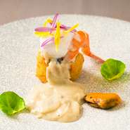 黒舌平目にパン粉をつけ丸いケースを作り、中にたくさんの海の幸を詰め込みました。鹿児島産伊佐ネギ、浅利、海の幸のエッセンスいっぱいの自慢のソースが絶品です！

※現在販売停止中です。