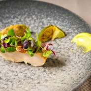 鹿児島産香潤鶏を低温の脂と香料でゆっくり時間をかけて煮込み、ジューシーに柔らかく仕上げてあります。鹿児島産赤味噌を使用したなめろう仕立ての茄子と一体感を楽しめます！

