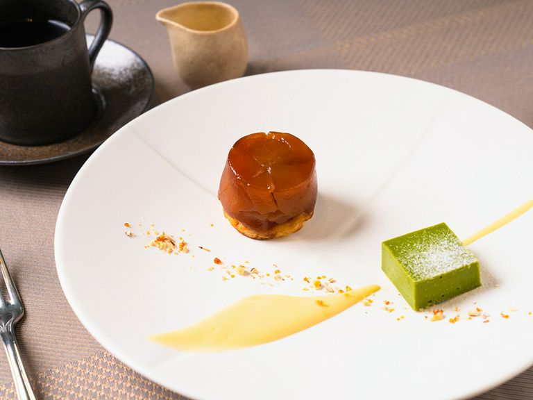 自慢のタルトタタン 鹿児島産黒糖のアングレーズソース プラリネかけ 抹茶のショコラを添えて