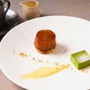 キャラメリゼした甘くて香ばしいリンゴを型に敷き詰め、上からバターいっぱいのパイをかぶせて焼き上げました。鹿児島産黒糖で作るアングレーズソースとお召し上がりください。