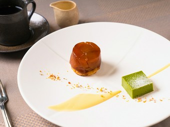 自慢のタルトタタン　鹿児島産黒糖のアングレーズソース　プラリネかけ　抹茶のショコラを添えて