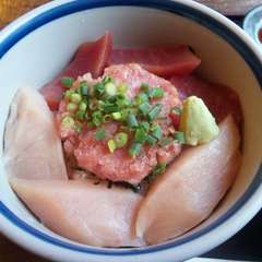 まぐろ三色丼