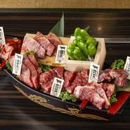 2人前、3人前ご用意あります。
生上たんタレ
赤身さがり
ともさん
かいのみ
下駄カルビ
赤身ヒレ
壺漬けカルビ
の7種盛り！！
和牛A5ランクの肉をこの価格で！！