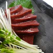 大人気の商品のため売り切れ注意！！
新鮮なレバーを軽く炙り
特製ごま塩油で食べる！