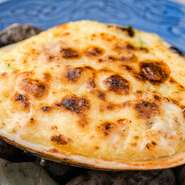 子どもから大人まで楽しめる自慢の逸品。グラタンのように見えるものの、まるで茶碗蒸しのような味わいです。一口食べた瞬間に“ジュワ～ッ”と広がる北寄貝の濃厚なだしに、思わず笑みがこぼれます。