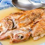 リピート率の高いスペシャリテ。丁寧に火入れしたのどぐろと塩だれスープを合わせています。しょっぽさと旨味が重なり合い、ついついお酒が進む味わい。〆には残ったスープで雑炊をいただくのもオススメです。