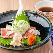 あっさりした後味で、人気の一品。サッと炙った中トロでニンニクと大根おろしを巻き、ポン酢に付けていただきます。噛めば噛むほどに鮪の旨味、甘みが押し寄せ、箸が止まらなくなりそうです。