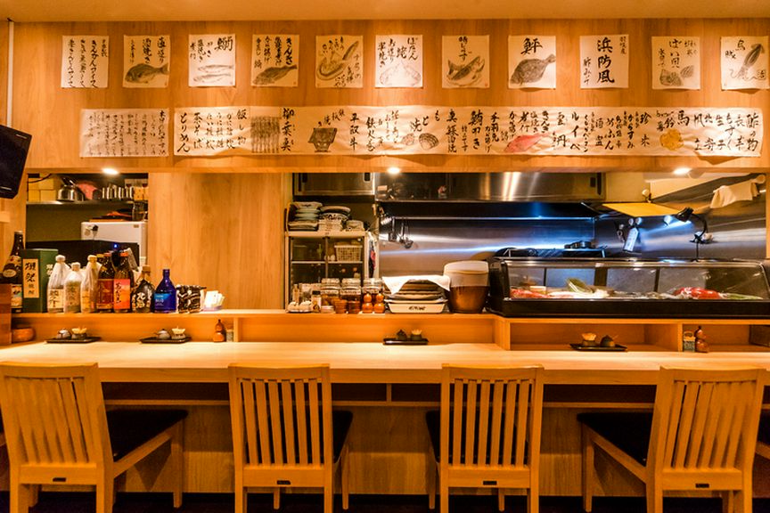 カウンターでは、渥美氏や女将との会話を楽しむのも乙なもの