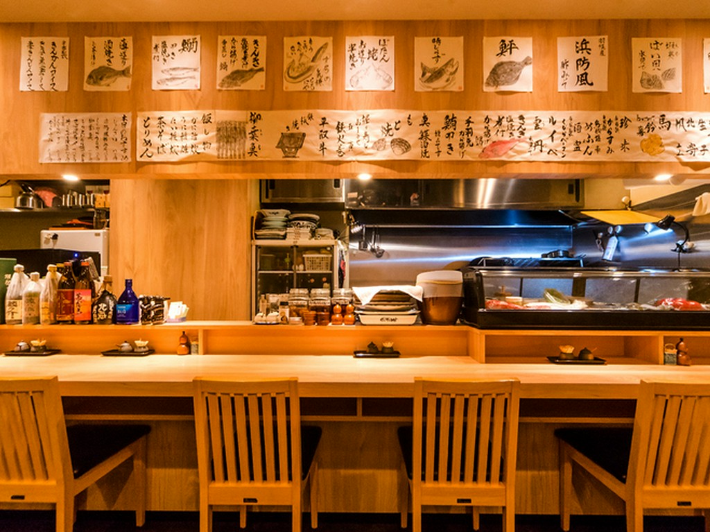 カウンターでは、渥美氏や女将との会話を楽しむのも乙なもの