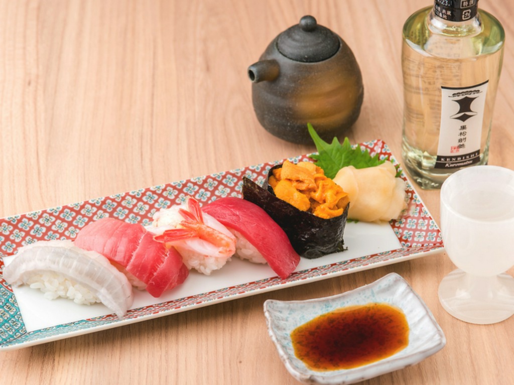 寿司店で修業していた渥美氏の握る、「絶品寿司」も人気の秘密