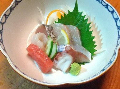 どんぶり勘定!?　刺盛り　一人前　　　