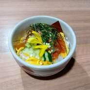 お魚いろいろ!!　づけのうまみ!!　ザ・〆丼!!
※海鮮系の丼にはあとから注いで茶漬として楽しめるおダシ付です！