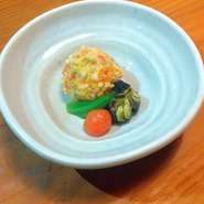 とろ～りチーズが入ったコロッケだねをカラッと揚げてホクホクの状態をかつお出汁にひたして食べてください。