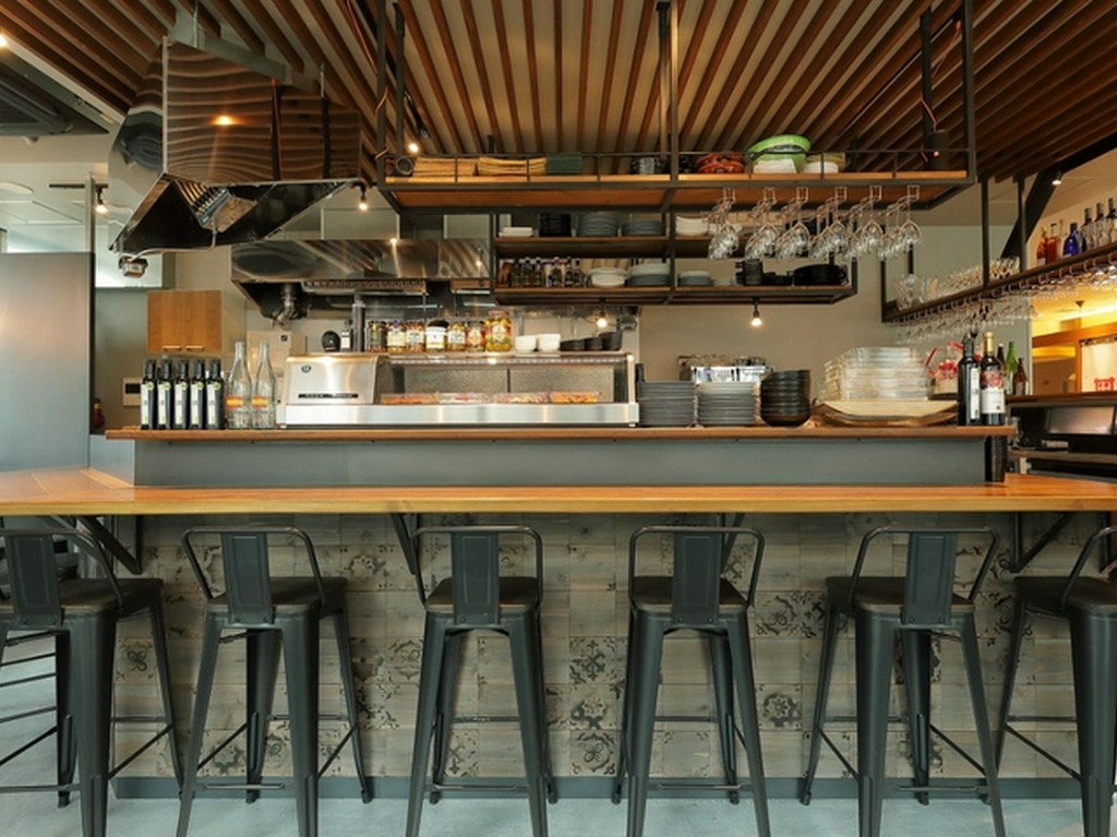 アルコールを使った机の消毒、清掃を定期的に行っています