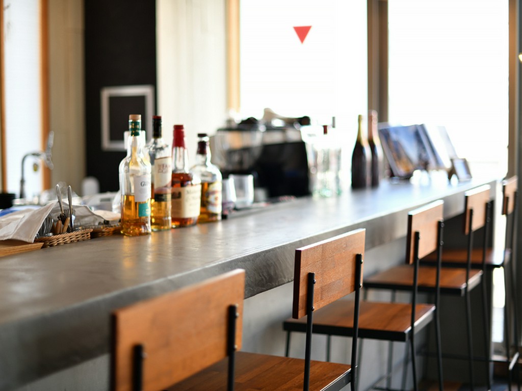 遊び心あふれる空間でリラックスしたひと時を過ごす