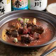 宮崎牛の「イチボ」など厳選部位を炭火焼きで。肉の上質さはもちろん、肉汁を閉じ込めるような丁寧な「焼き」が、絶妙な味わいを奏でます。口に入れた瞬間に、赤身と脂身のジューシーな旨みが、口の中いっぱいに。
