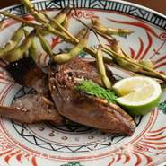 その日おすすめの魚の頭を、芳ばしく炭火で焼き上げます。シンプルだからこそ食材の上質さがわかる人気の逸品です。魚の種類はその日のお楽しみ。
