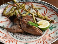 炭火焼きで芳ばしく『魚の頭焼き』　