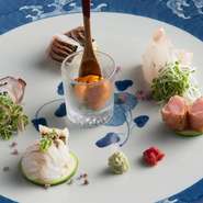 生きたまま瞬間冷凍した「イカ」や「蛸」、熟成させた「スズキ」など、それぞれの魚のおいしさを最大限に引出す店主。糸島の北伊醤油や、自家製梅ポン酢、対馬の藻塩など、魚に合わせた調味料も厳選しています。
