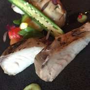 旬の食材を使ったコース料理です。前菜からデザートまで7皿のフルコースメニューです。3800円(税別)のコースと共に前日までの要予約となっております。他に7000円(税別)(5日前までの要予約)があります。
