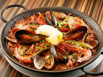 名実ともにスペインを代表する『パエリア』は、【バル バラッカ】名物料理の一つ『魚介と鶏肉のパエリア』