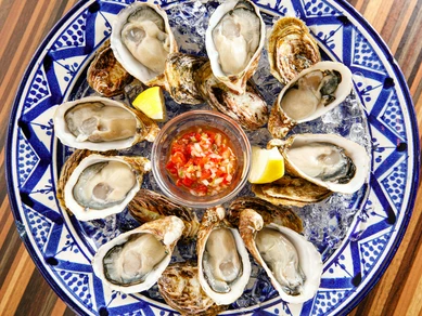 名古屋市中央卸売市場より毎朝買い付けているため、鮮度、品質ともに折り紙付き『殻付き生牡蠣』