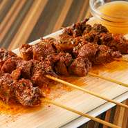 イベリア半島に定着したアラブの人たちが広めたと言われているスペイン料理。クミンをはじめとした、数種類の香辛料でマリネしたラム肉の串焼きです。スパイス感と肉の旨みが、やみつきになる逸品。