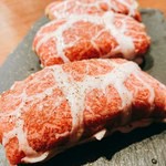 肉を肉で巻き、アミ脂でうまみを閉じ込めます。