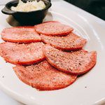 アツアツの鉄鍋のネギをのせてどうぞ。人形町 炭火焼肉燈花やHANAREの人気ネギタン塩。