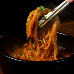 宮崎で愛される辛麺をBarBiesスタイルで