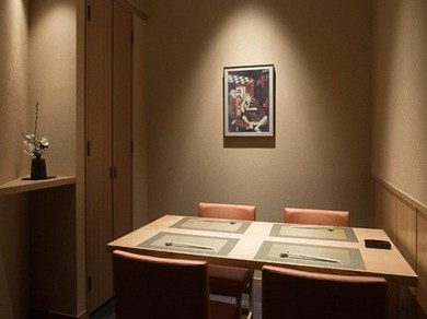 カウンター席にビニールを吊るし飛沫感染予防