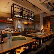 店内はシンプルな内装で落ち着いた雰囲気。おいしい肉料理を食べながら、ワインを飲んでゆったりと和やかに過ごす時間が、身も心も癒やしてくれます。