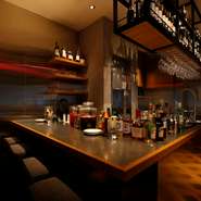 シックなムード漂うオシャレなダイニングは、デートにも最適。記念日デートの時には＋αで通常のデザートをデザートプレートにすることも可能です。2名用の豪華な生肉プレートもオススメ。