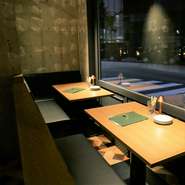 大切な方を招いての接待やグルメな方々の食事会、肉好きの集いにうってつけ。店内は14名以上で貸切の相談が可能で、着席で最大27名、立食だと最大50名まで利用できます。