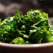 新鮮な春菊を使ったオリジナルナムル！
春菊のほろ苦さとペッパーでお酒が進む！