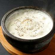 4種のチーズをふんだんに使ったリゾット。
石焼き用の器で香ばしく！