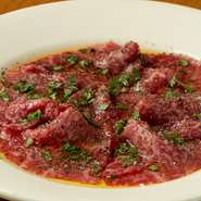 ワインに合うと言えば間違いなくこれ！
肉の旨みをそのまま味わえる逸品。　
1800円(税抜)
ハーフサイズ 1300円(税抜)