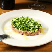 肉屋ならではのなめろう！
ハツ(心臓)と味噌を合わせているところがミソなんです。