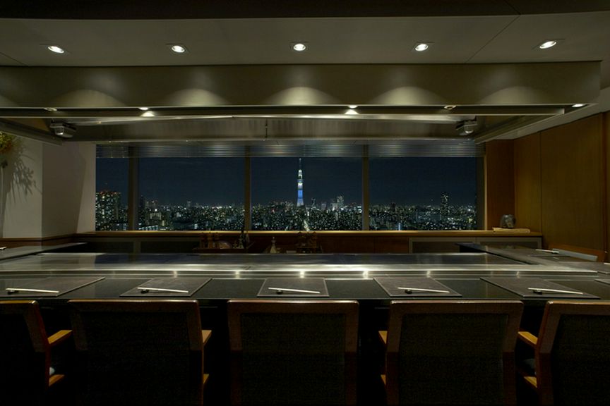 東京を一望できる鉄板焼きレストラン、木場。