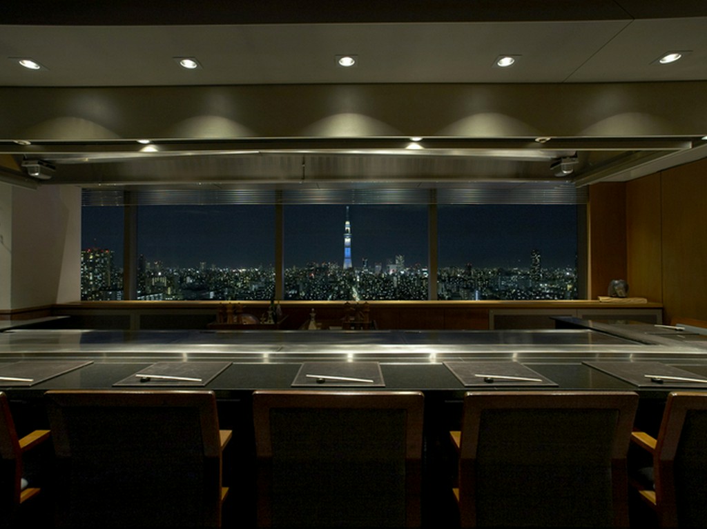 東京を一望できる鉄板焼きレストラン、木場。