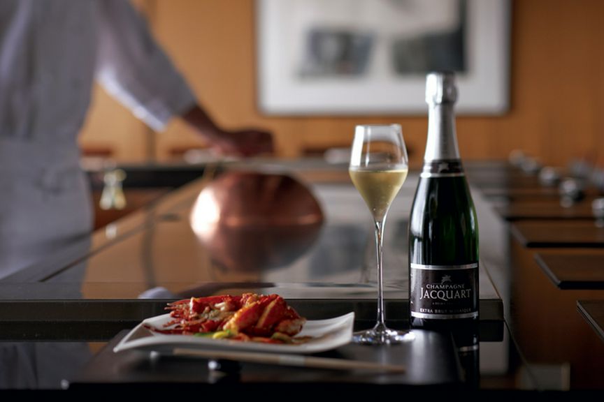 鉄板焼ならでは、目の前で焼き上げます。