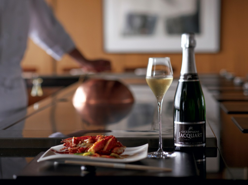 鉄板焼ならでは、目の前で焼き上げます。