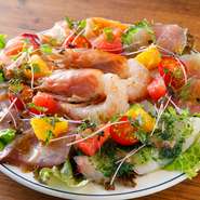 赤海老・まぐろ・サーモンなど旬の魚、豪華5点盛り。新鮮な魚介を盛りだくさん！　食材に合わせたドレッシングもGood。中央卸売市場の新鮮な魚介類を使用しているので、舌で旬を味わえます。