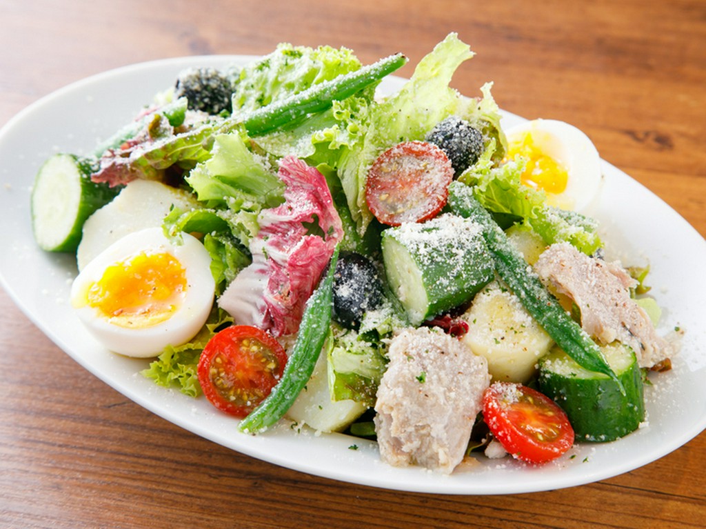 鮪をコンフィしてツナに『自家製ツナのニース風サラダ』