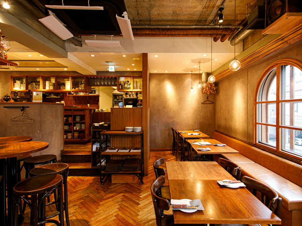 ヨーロッパの片田舎にある、現地の食堂をイメージした店内