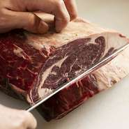 【0℃熟成ステーキ】では、牛肉全体を0℃までしっかり冷却し徹底した熟成管理を行っています。この温度環境により、劣化を防ぎつつ旨みをしっかりと引き出すことができ、肉本来の美味しさを最大限に高めています。