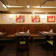 道頓堀や法善寺横丁から徒歩圏内に位置し、立地的に観光のお食事にも、普段使いにも最適なお店です。カウンター席やテーブル席があり、常連の方はもちろん、初めての方も気軽に立ち寄れる温かい雰囲気が魅力です。