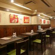 見た目の迫力も味も満足できる熟成肉メニューが豊富！カジュアルなバルスタイルで気軽に立ち寄れ、家族や友人とゆったりくつろぎながら食事を楽しめる居心地の良い空間が魅力です。